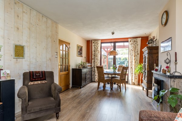Foto - Te koop: Vlakbij het winkelcentrum in het geliefde, rustige Schaesberg ligt deze charmante, geïsoleerde hoekwoning met een verrassend ruime, multifunctionele zolderverdieping. 